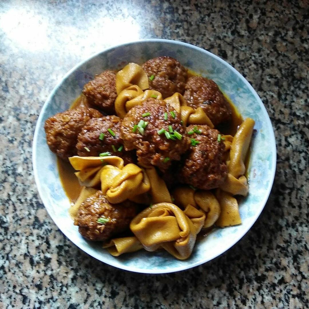 百叶结红烧狮子头的做法