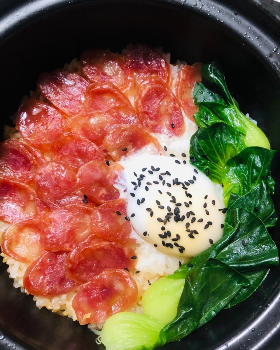 《广式腊肠砂锅煲仔饭》