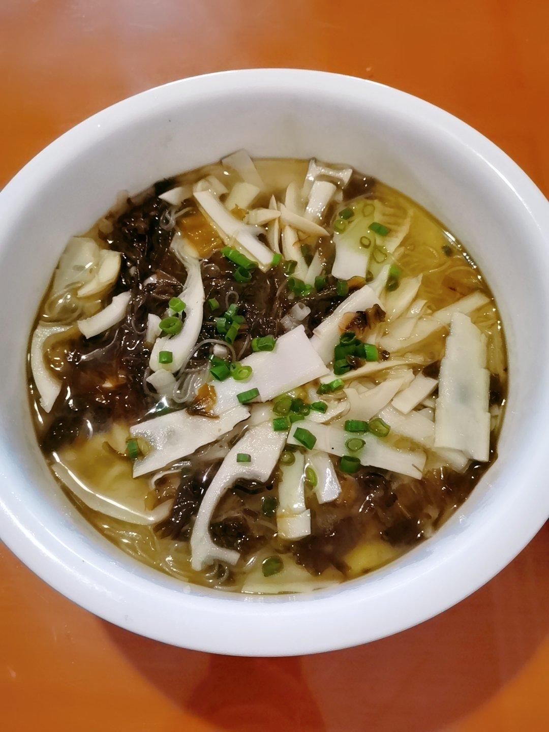 瑶瑶瑶瑶瑶来了做的酸菜苦笋汤