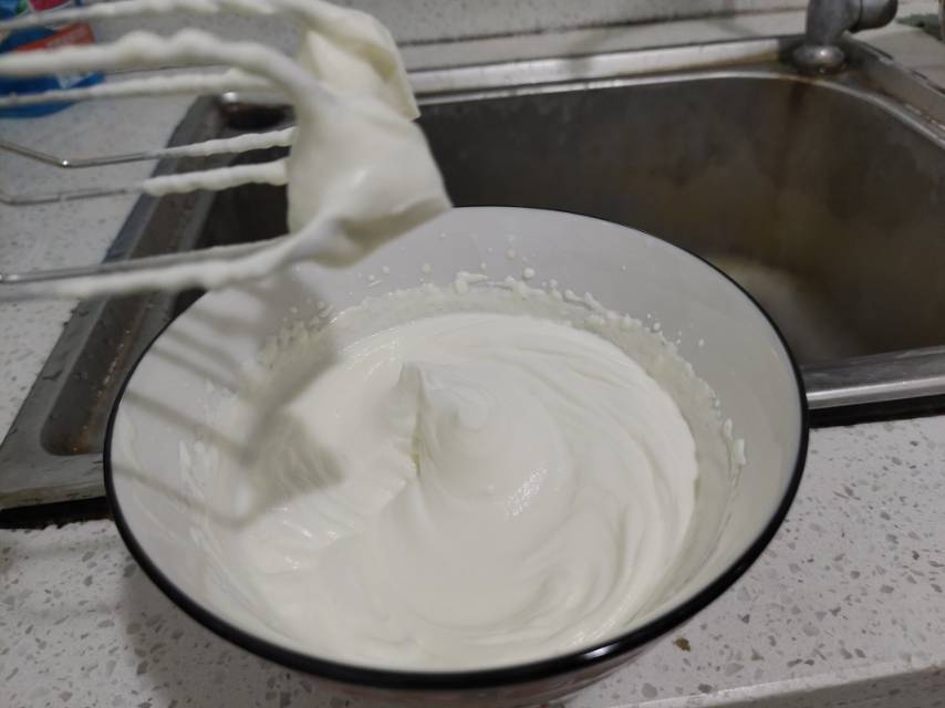 牛奶和黄油自制淡奶油（乳脂含量35.5%)