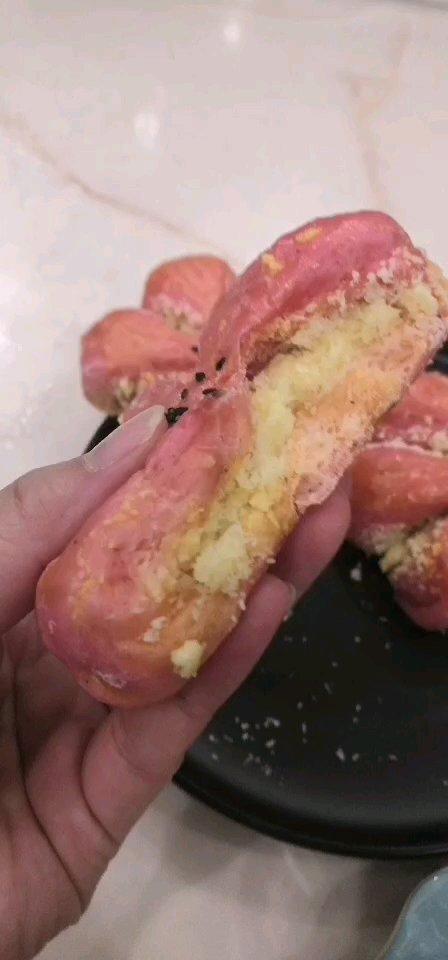 火龙果椰蓉樱花面包B51