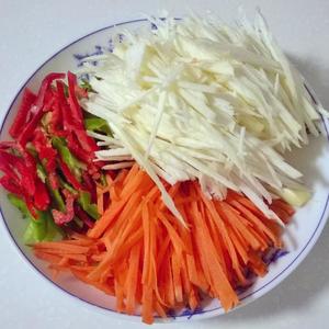 炒茭白胡萝卜青红椒丝的做法 步骤1