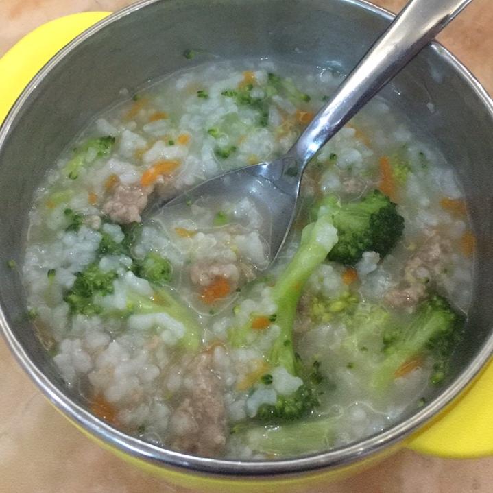 宝宝辅食早餐：西兰花胡萝卜香菇瘦肉粥