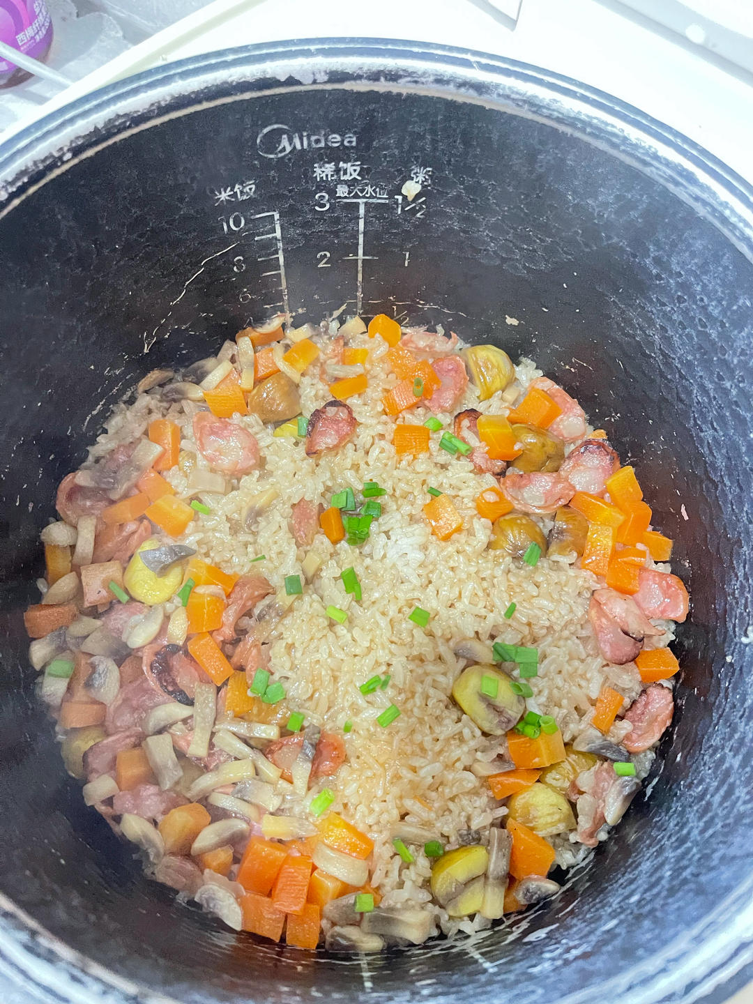 是谁发明的板栗腊肠焖饭，真的太太太好吃了！