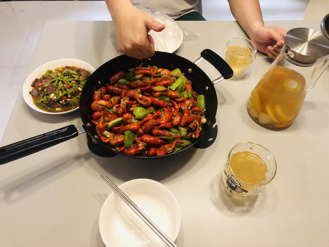 干净简单超香版十三香小龙虾（教你这么挑小龙虾，怎么彻底清洗）