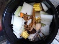 玉米冬瓜薏米茶树菇鸡腿汤的做法 步骤2