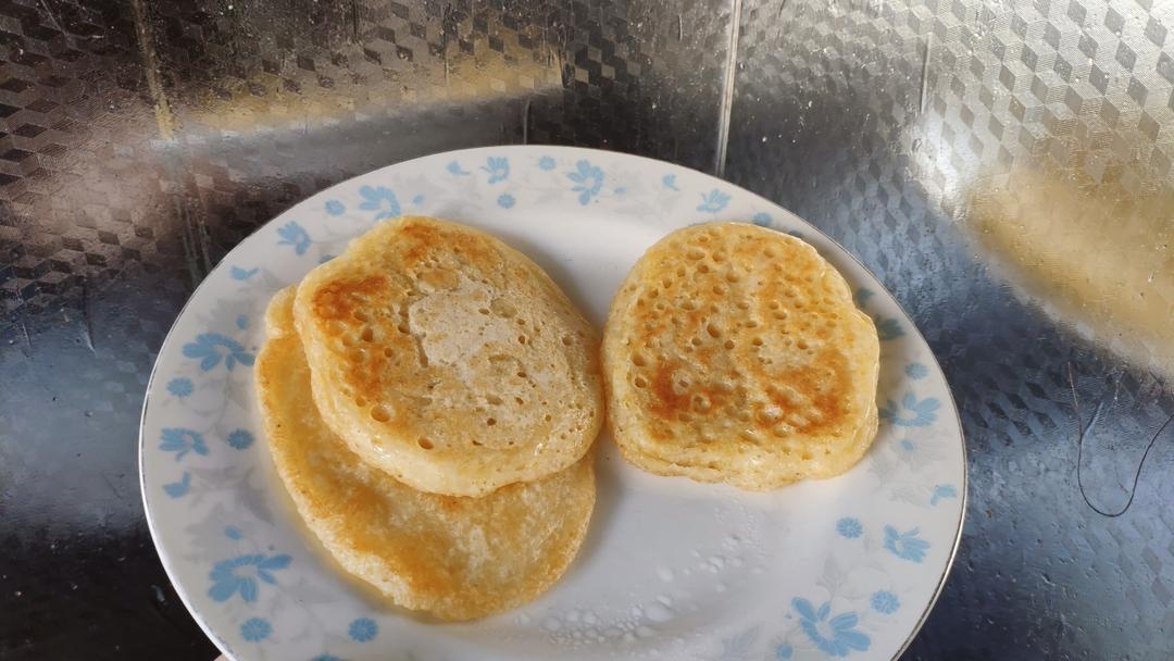 手不沾面做松软的玉米面小饼