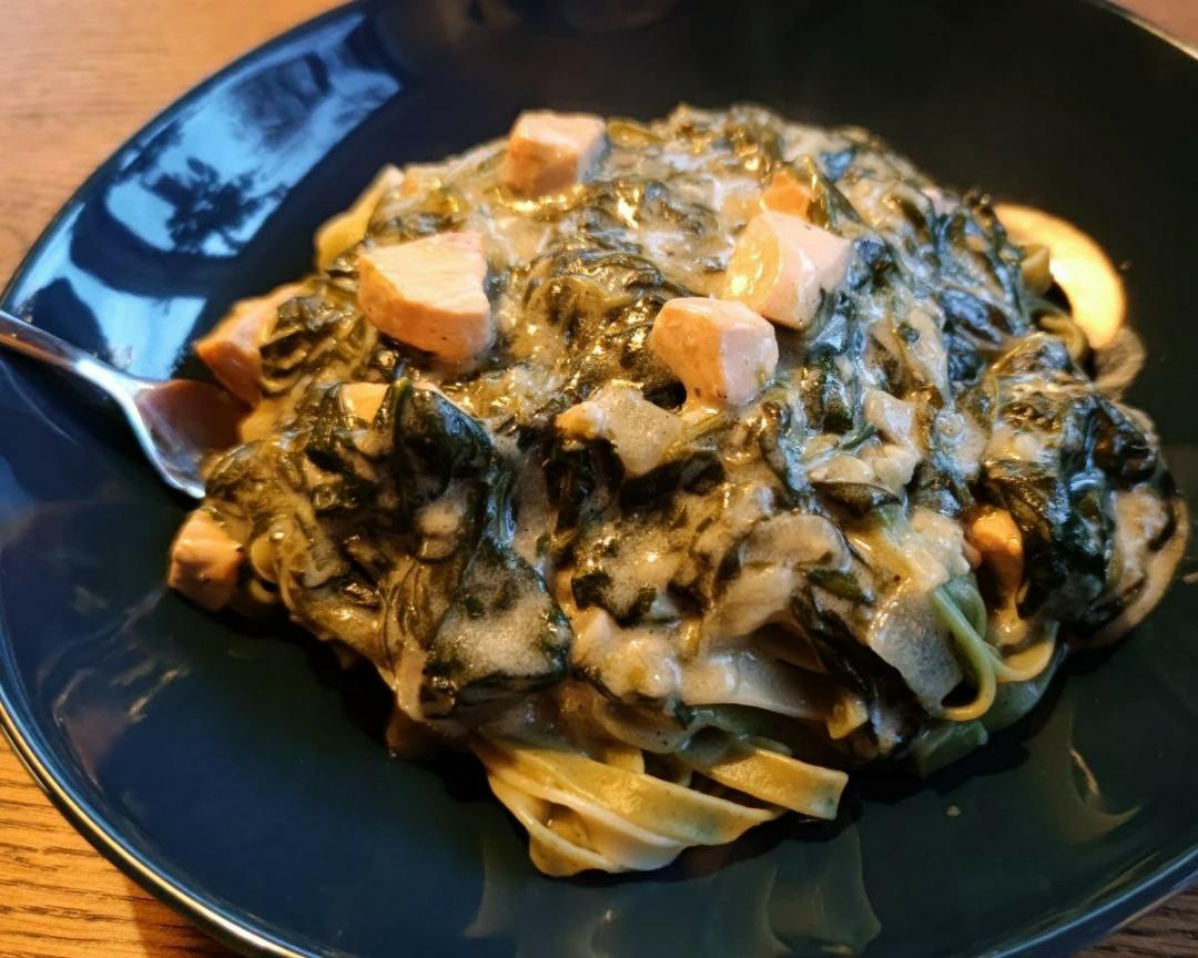 菠菜三文鱼白酱面