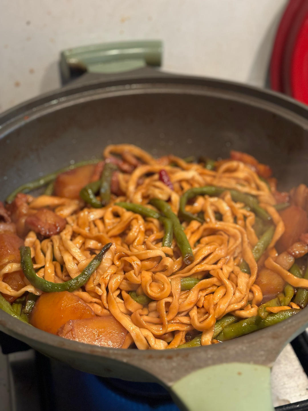 五花肉豆角土豆铁锅焖面