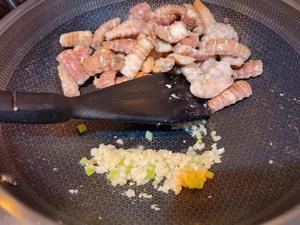 彩椒粒炒皮皮虾段的做法 步骤7