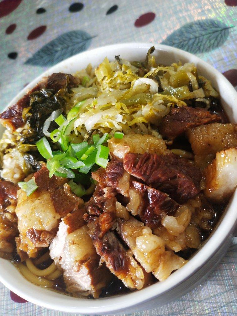 〈酸菜牛肉面〉，绝对好吃，超好吃。欣小厨 😉