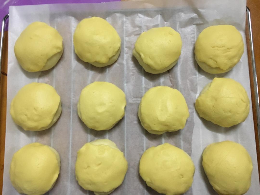 好吃到炸裂的港式菠萝包（附带制作酥皮的小视频）