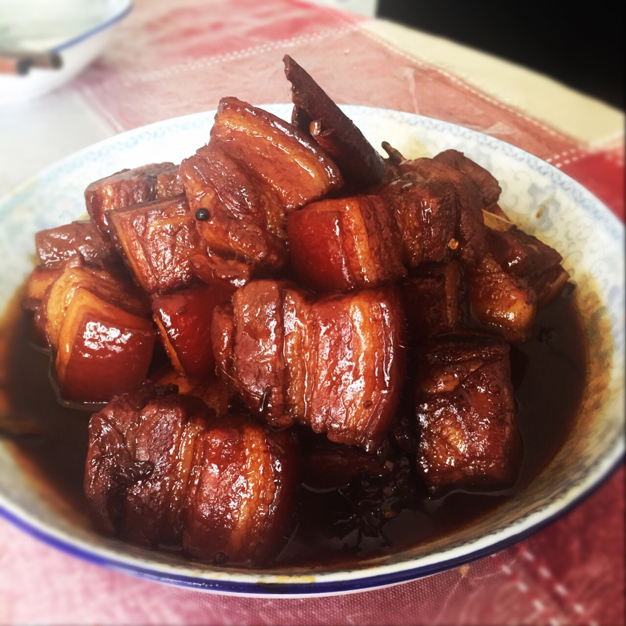 吃着碗里望着锅里的红烧肉