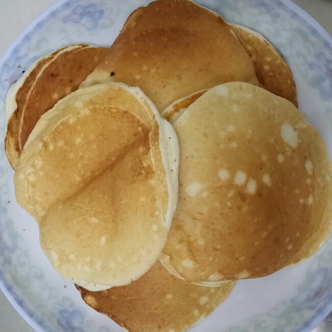 【酸奶松饼yogurt pancake】，搭上黑莓果酱和枫糖的美味。