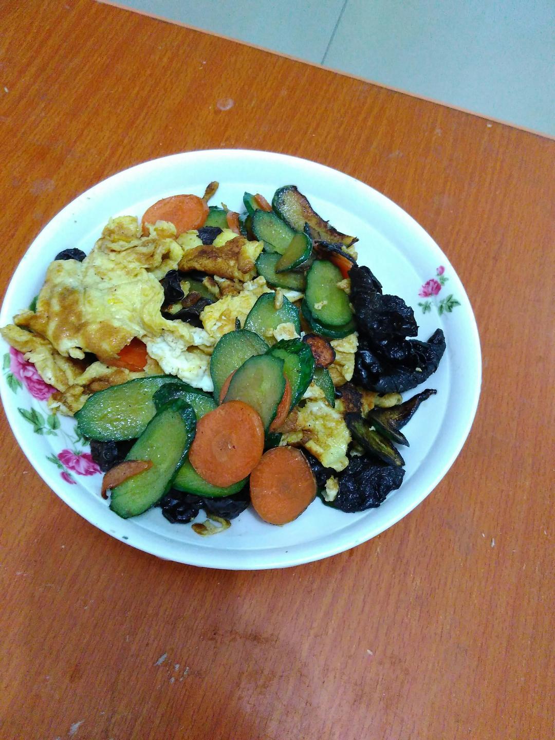 木耳鸡蛋黄瓜的做法
