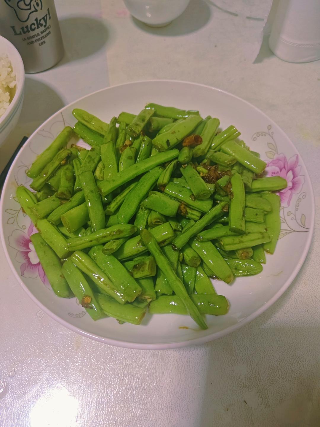 豆角不要再清炒了，加点蒜蓉，比大鱼大肉还香，连吃10天都不腻
