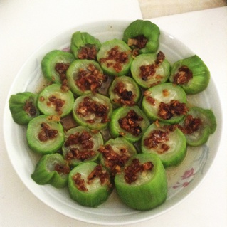 只需要五分钟就可以的美味蒜蓉蒸丝瓜