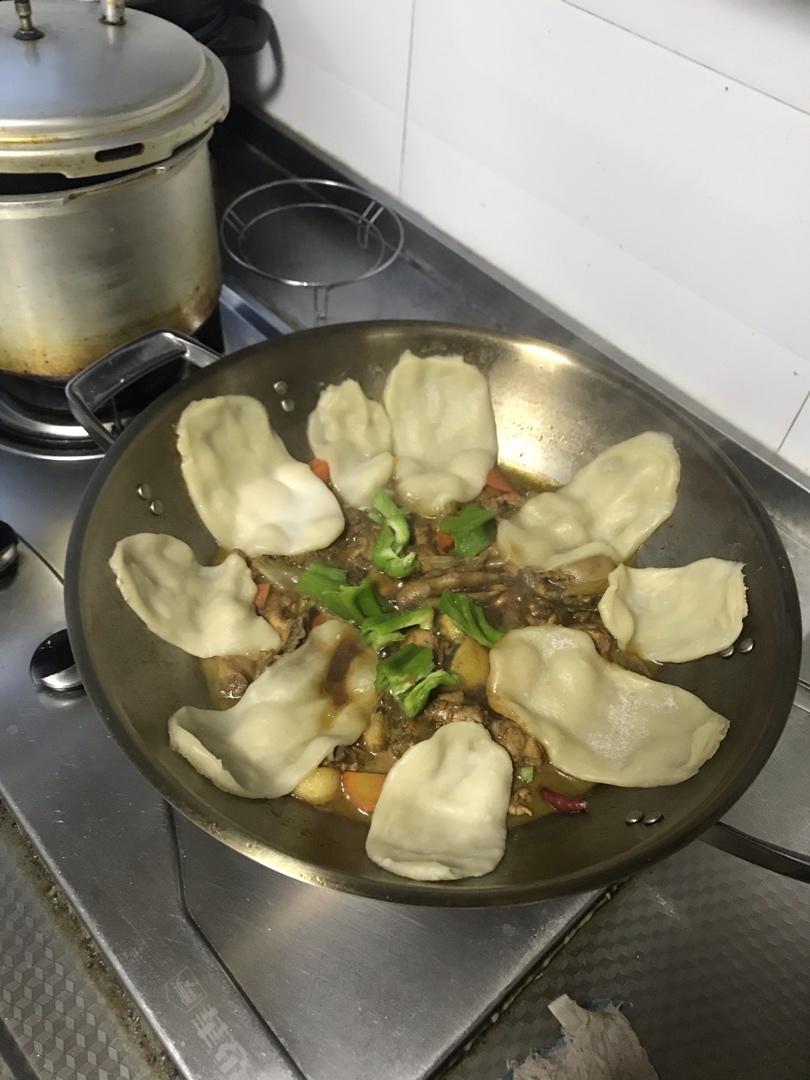 地锅鸡，教你贴饼子好吃的小技巧~
