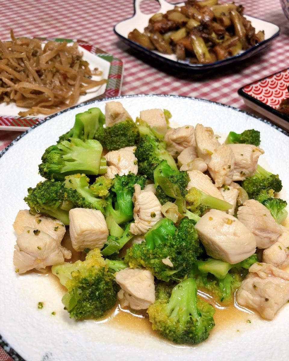 鸡胸肉炒西兰花