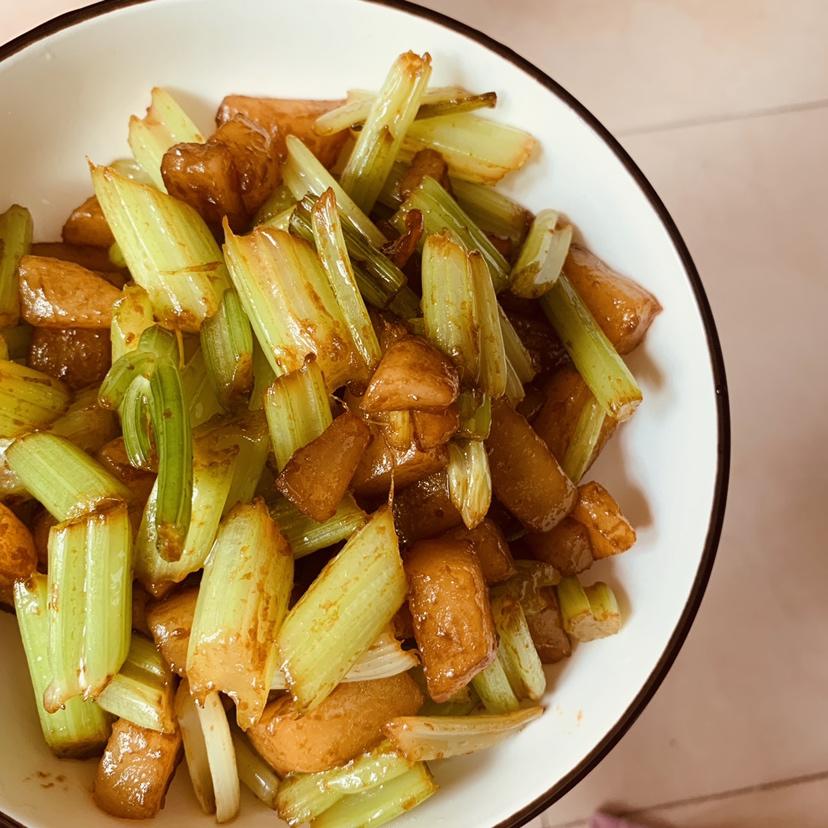 土豆炒芹菜