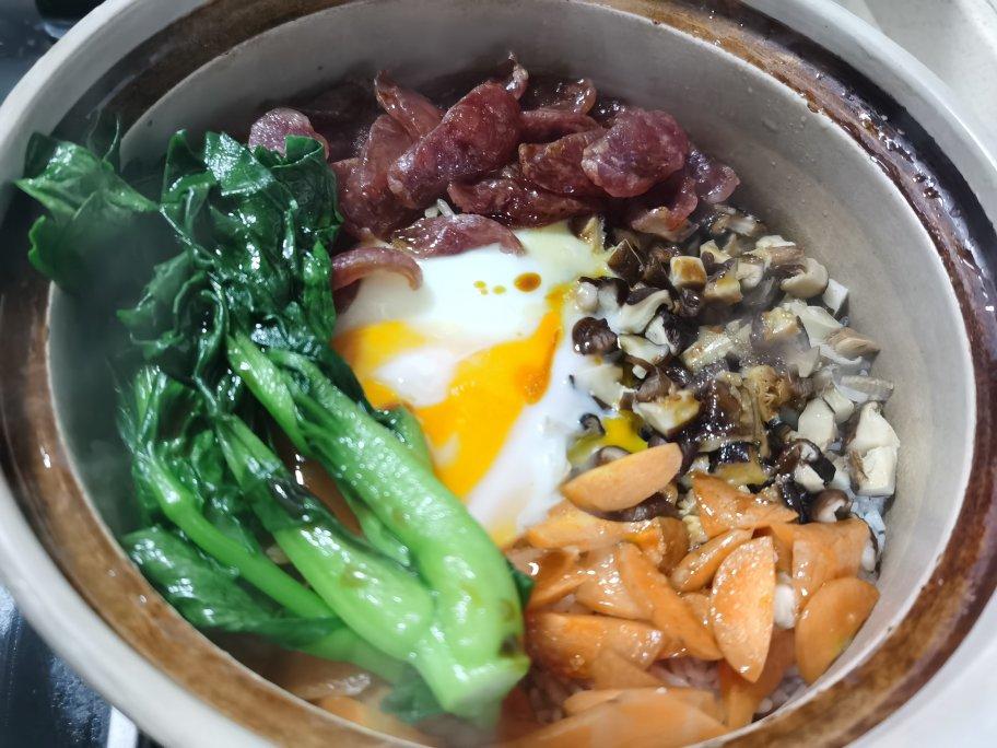 广式腊味煲仔饭