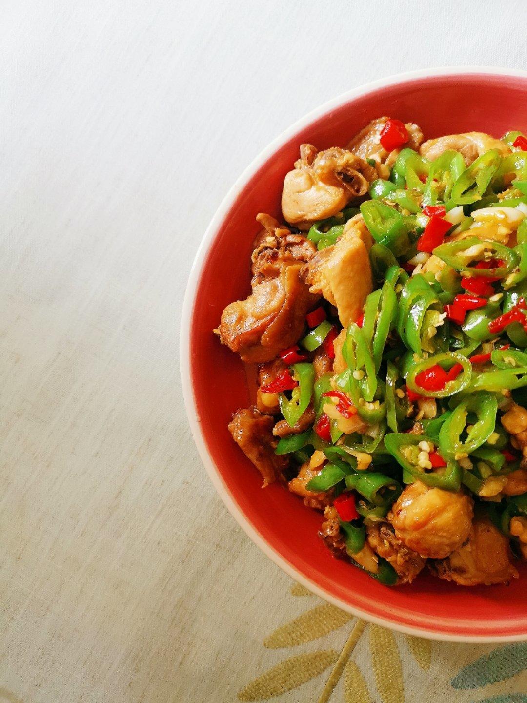 厨师长教你：“青椒炒鸡丁”的家常做法，开胃又下饭，味道很赞