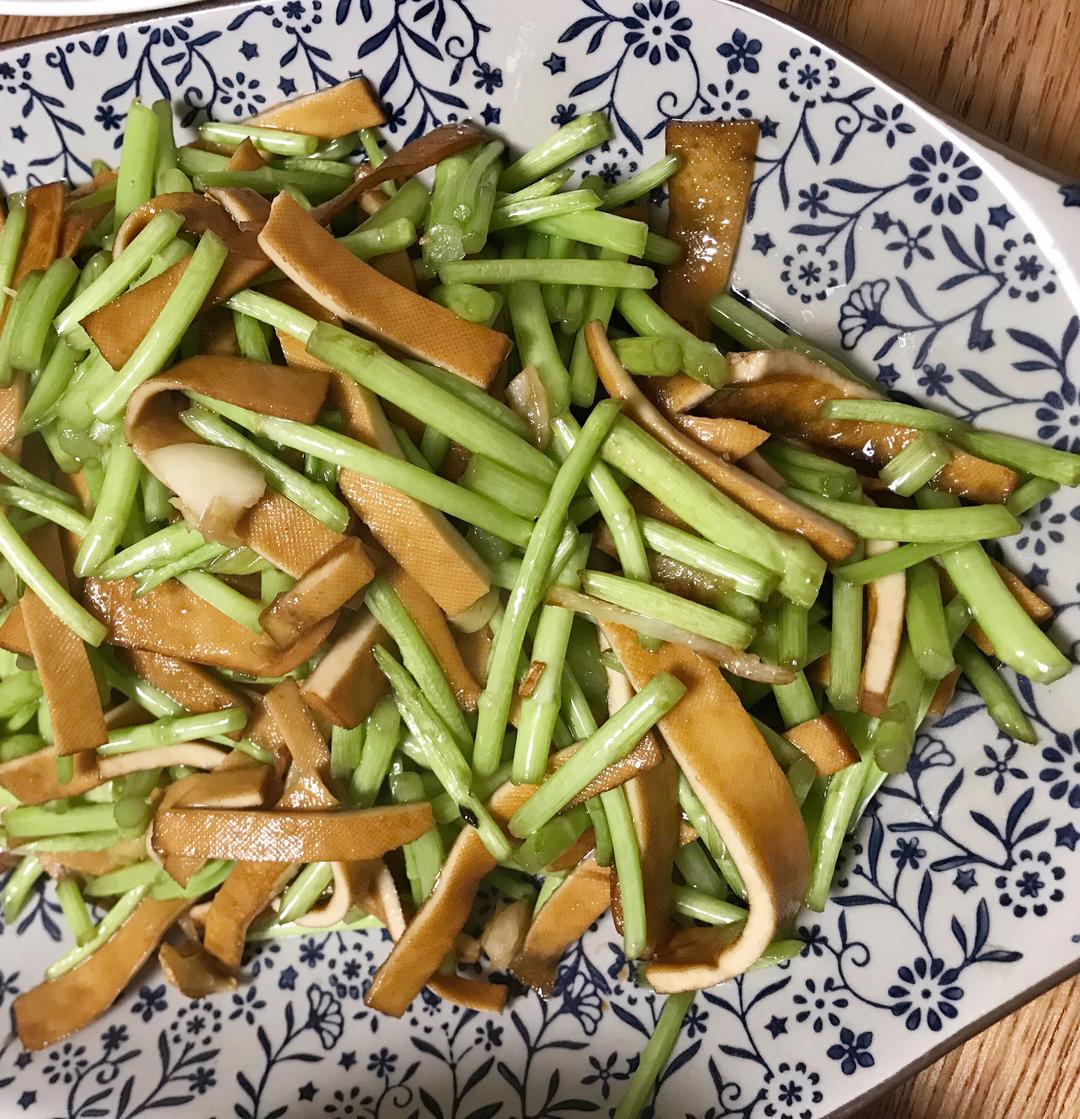 芦蒿炒香干的做法