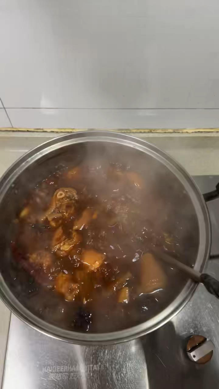 卤猪蹄猪尾巴