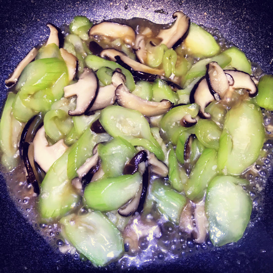 营养又鲜美的蚝油丝瓜炒香菇｜减肥必备食谱