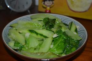 生菜炒黄瓜---翡翠片的做法 步骤1