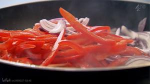 戈登拉姆斯的进阶食谱：煎猪排配酸甜椒的做法 步骤5