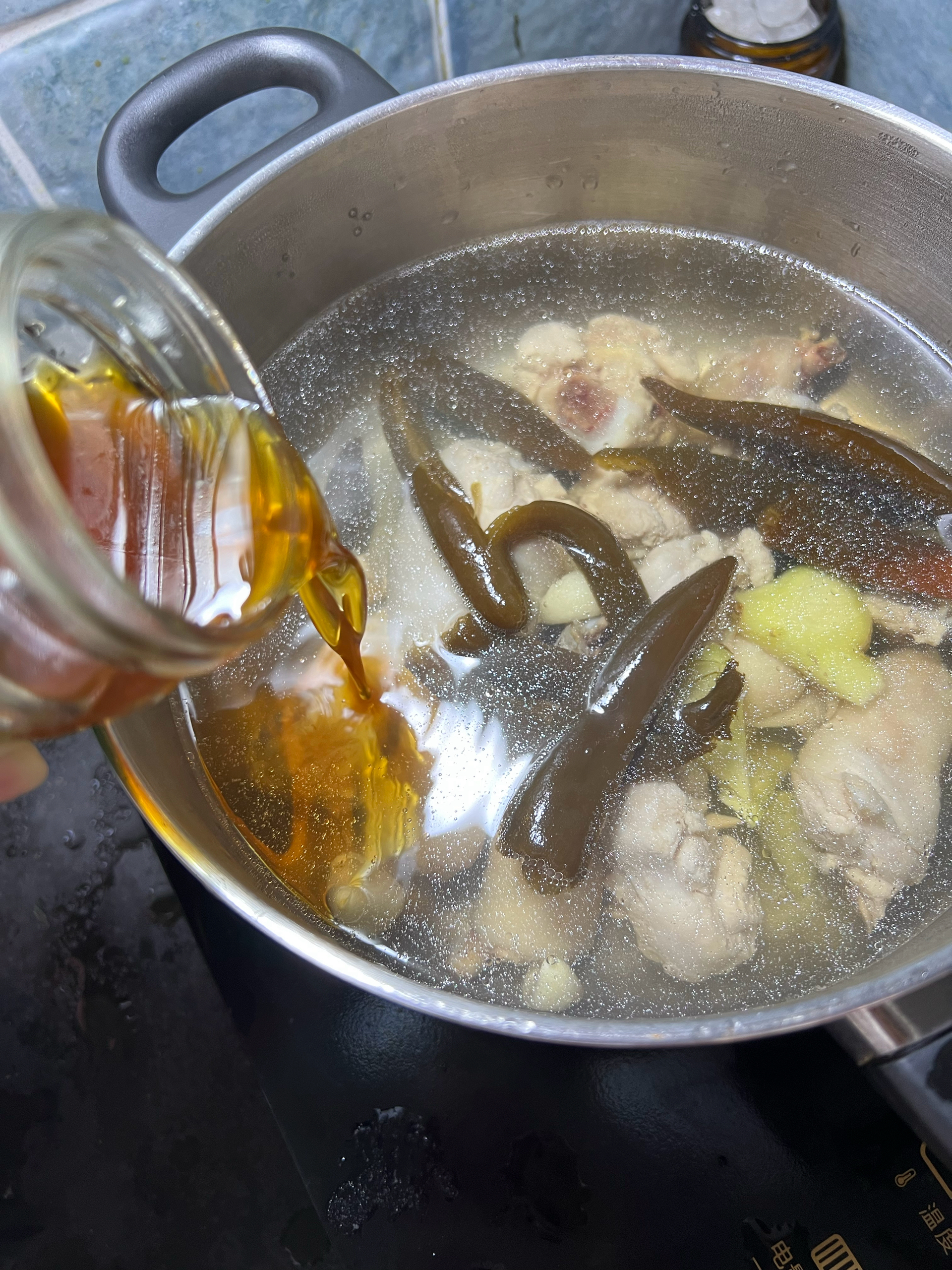 暖胃之选：剥皮辣椒蛤蜊鸡汤的做法 步骤10