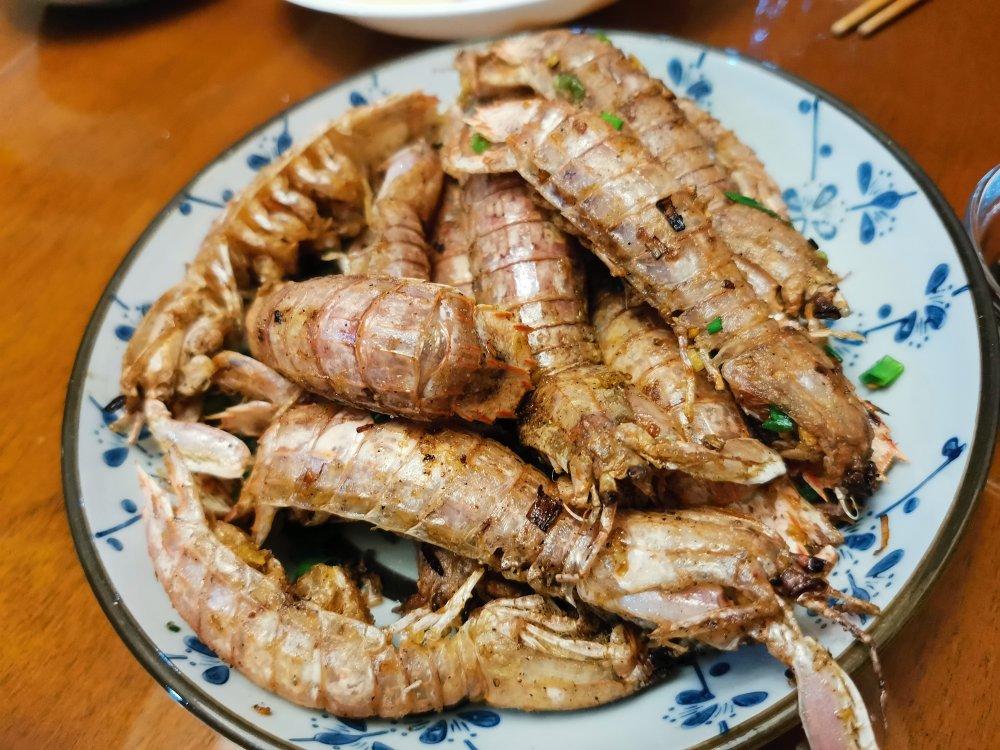 无油炸版的椒盐皮皮虾和巧拨虾壳的方法