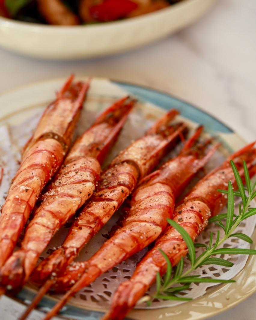 是杭椒木耳油豆腐(蚝油版),椒盐花卷,五香鹌鹑蛋,香烤黑虎虾及八宝粥
