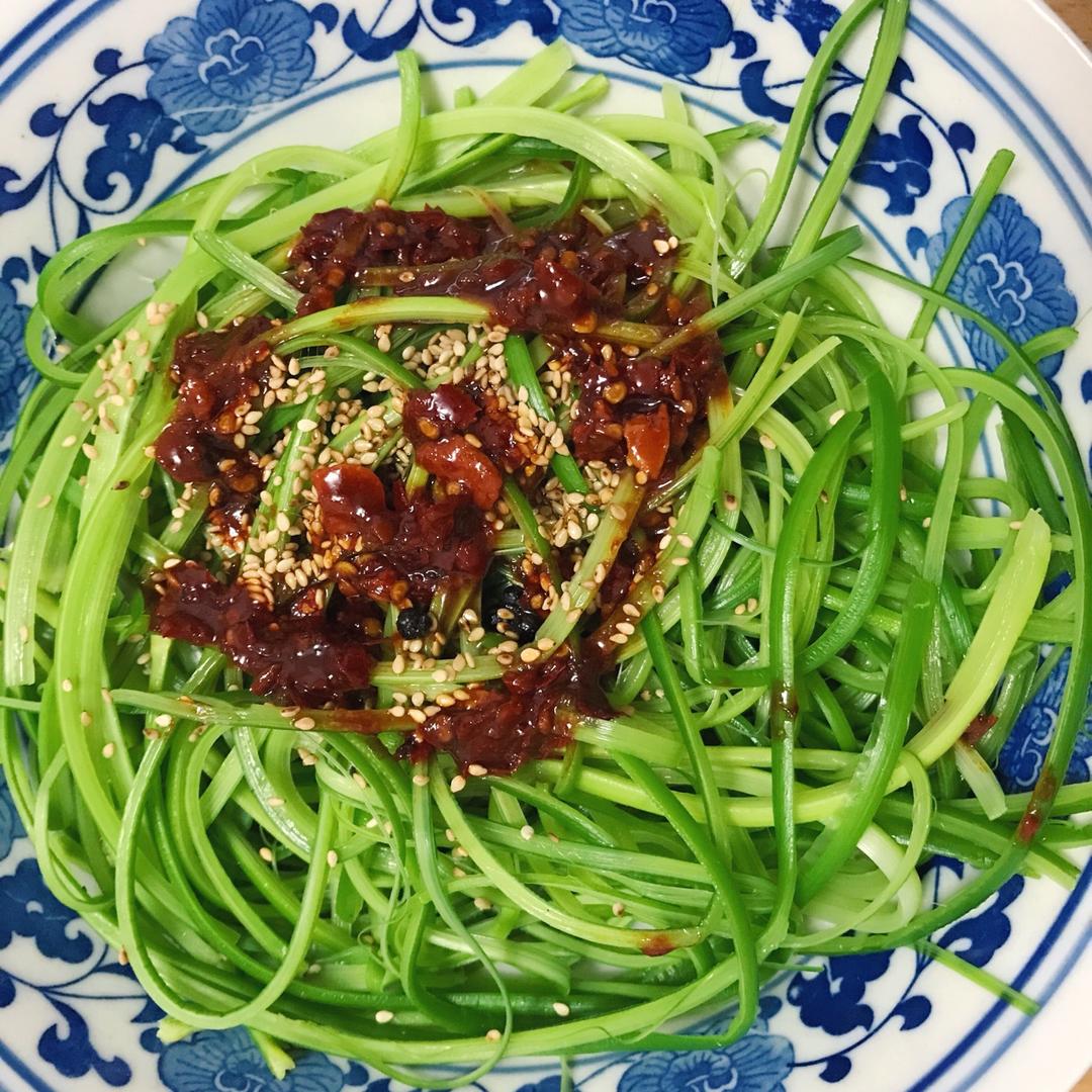 凉拌手撕蒜苔