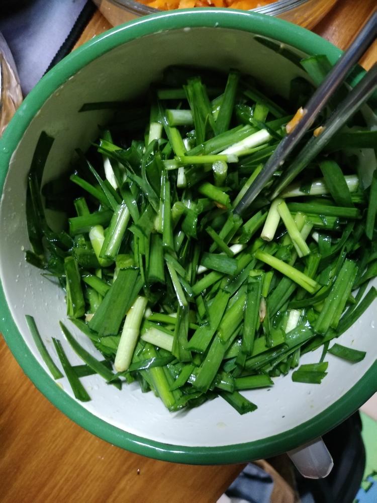 宿舍蒸韭菜的做法 步骤1