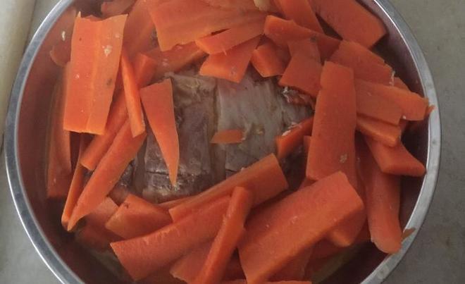 红萝卜焖鱼的做法