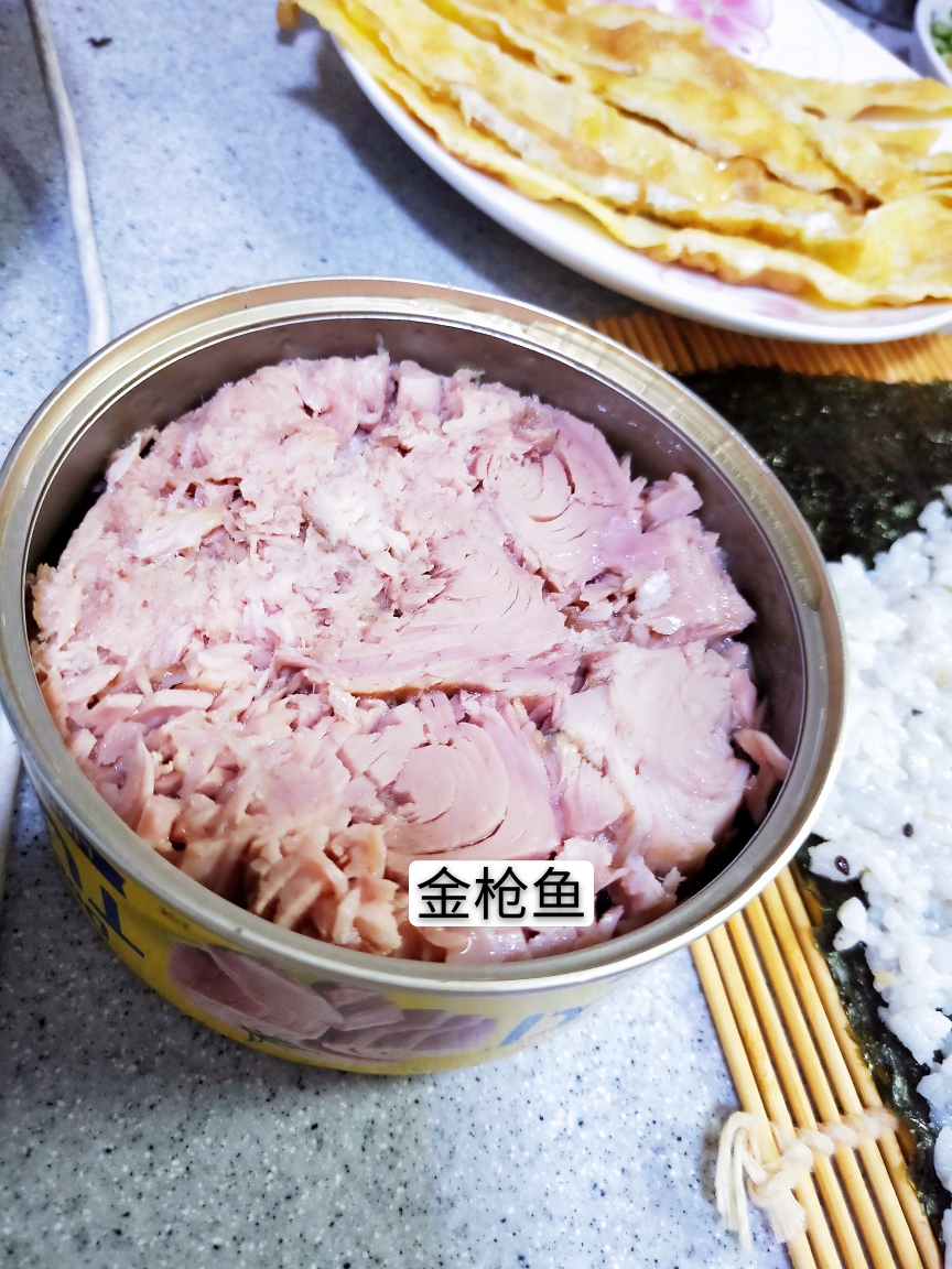 金枪鱼紫菜包饭的做法 步骤2
