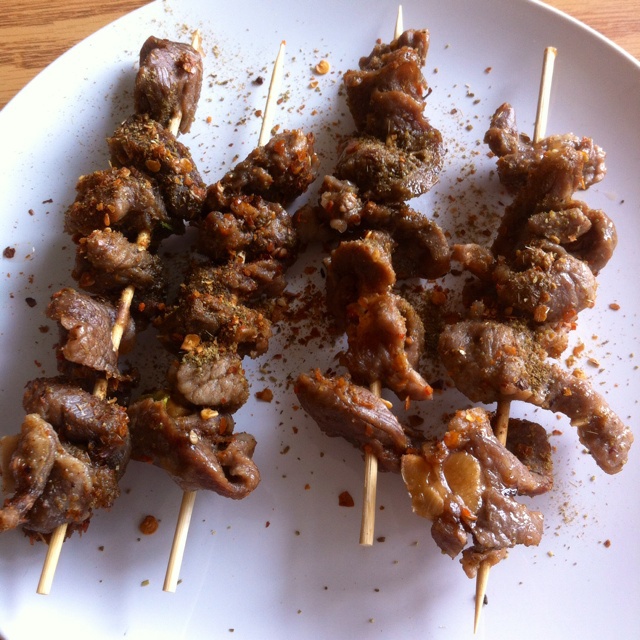 生烤羊肉串