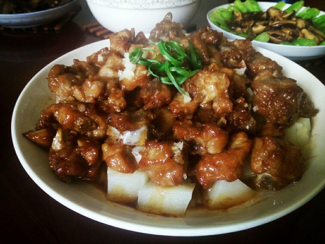 香酥排骨蒸土豆