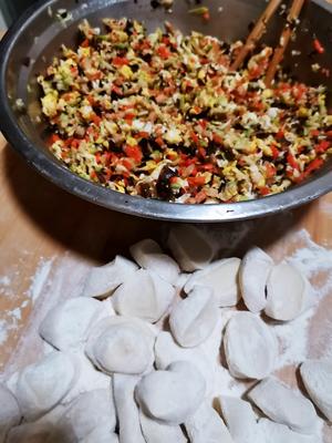 素馅饺子🥟虾米茭瓜（西葫芦）木耳胡萝卜🥕鸡蛋🥚的做法 步骤2