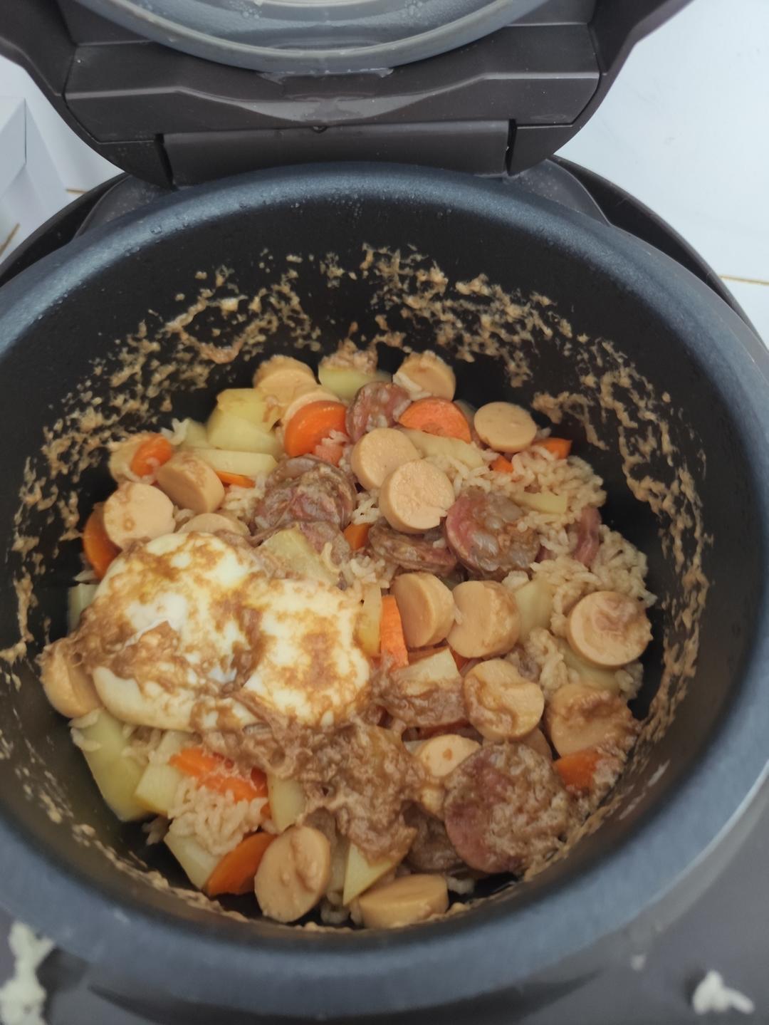 懒人版❗电饭煲土豆腊肠焖饭，好吃到舔盘～