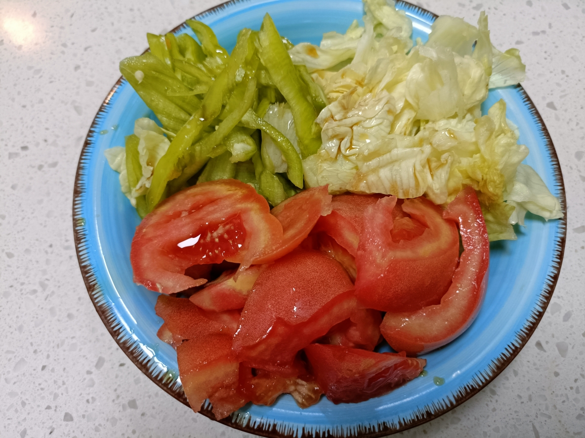 低脂凉拌酸辣生菜西红柿的做法 步骤4