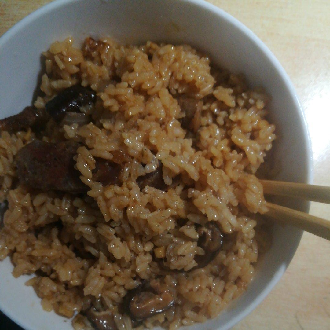 香菇腊肠土豆焖饭