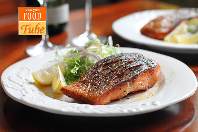 西式三文鱼配蔬菜莎拉 Salmon Steak的做法