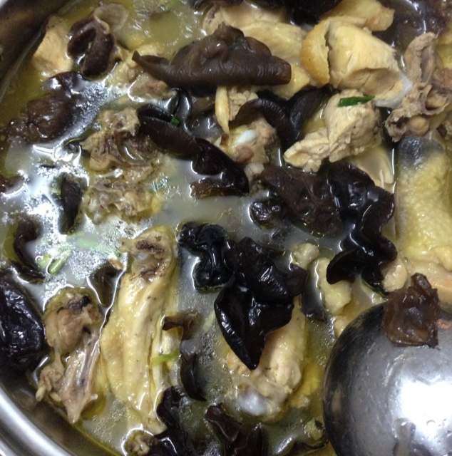 黑木耳炖鸡汤