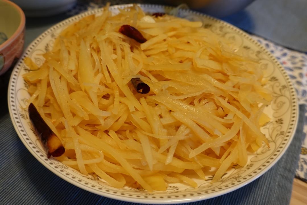 厨师长教你：“炝炒土豆丝”的家常做法，口感爽脆