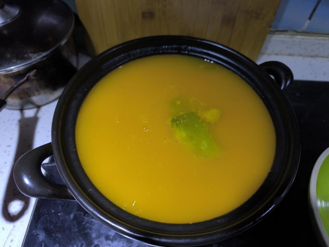 金汤花胶炖鸡煲