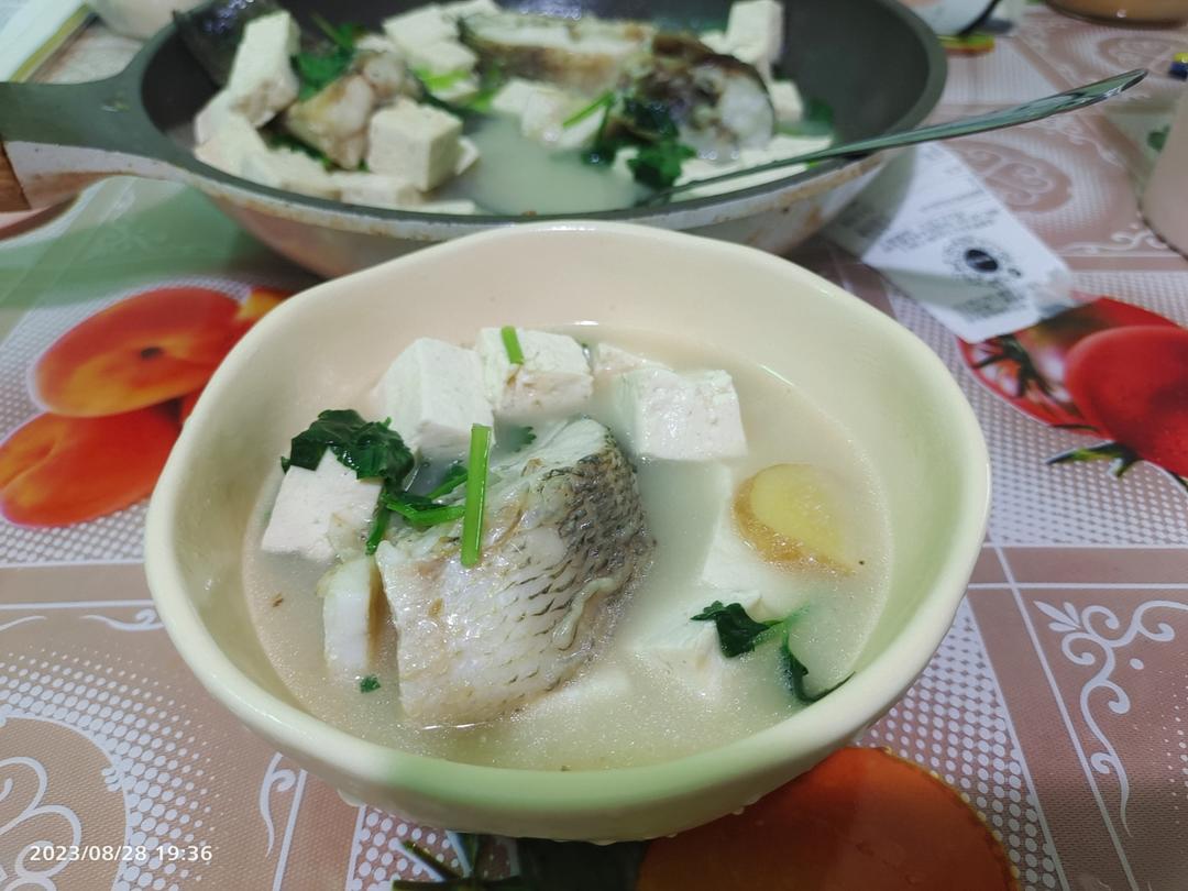鲜美鲈鱼豆腐汤