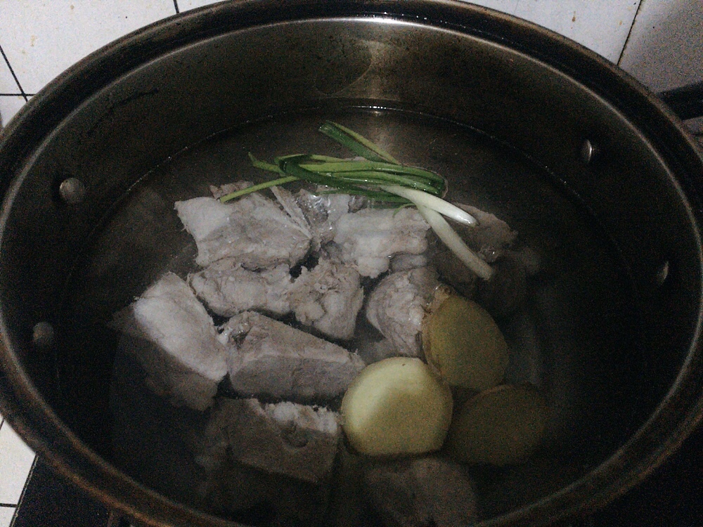 冬日滋补～养生萝卜海带排骨汤的做法 步骤1